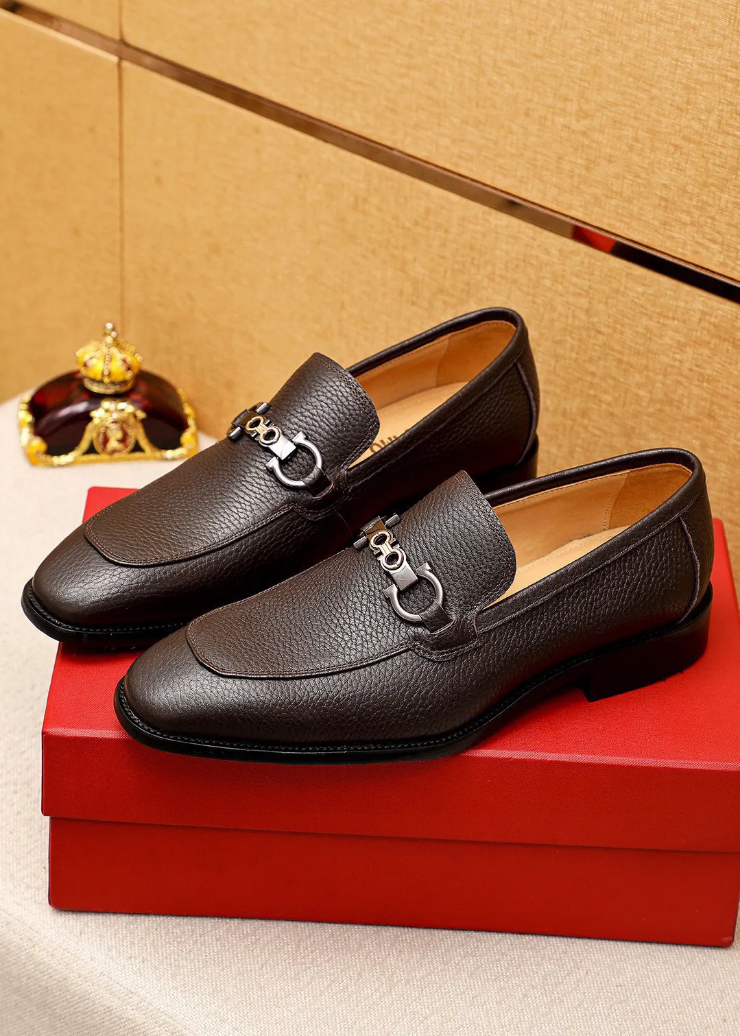 Men's shoes 💰460 💐 Product trademark: Ferragamo "Ferragamo" casual leather shoes Regular size: 38-44 (45🉑️customized) Product materials: Selected imported first-layer pebbled calfskin upper + luxury hardware buckle, imported water-dyed cow leather lining. Strong three-dimensional visual effect, original combination outsole Color: 2⃣️colors available